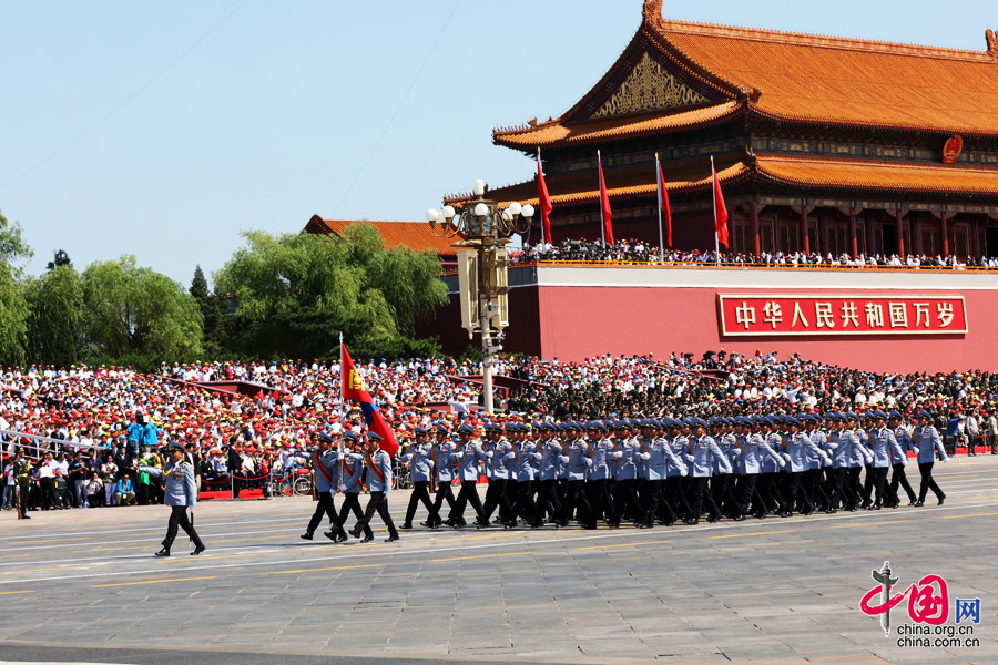 9月3日，中國(guó)人民抗日戰(zhàn)爭(zhēng)暨世界反法西斯戰(zhàn)爭(zhēng)勝利70周年紀(jì)念大會(huì)在北京隆重舉行，有11個(gè)國(guó)家派方隊(duì)、6個(gè)國(guó)家派代表隊(duì)來華參加閱兵。圖為蒙古國(guó)武裝力量方隊(duì)通過天安門廣場(chǎng)。中國(guó)網(wǎng)記者 董寧攝